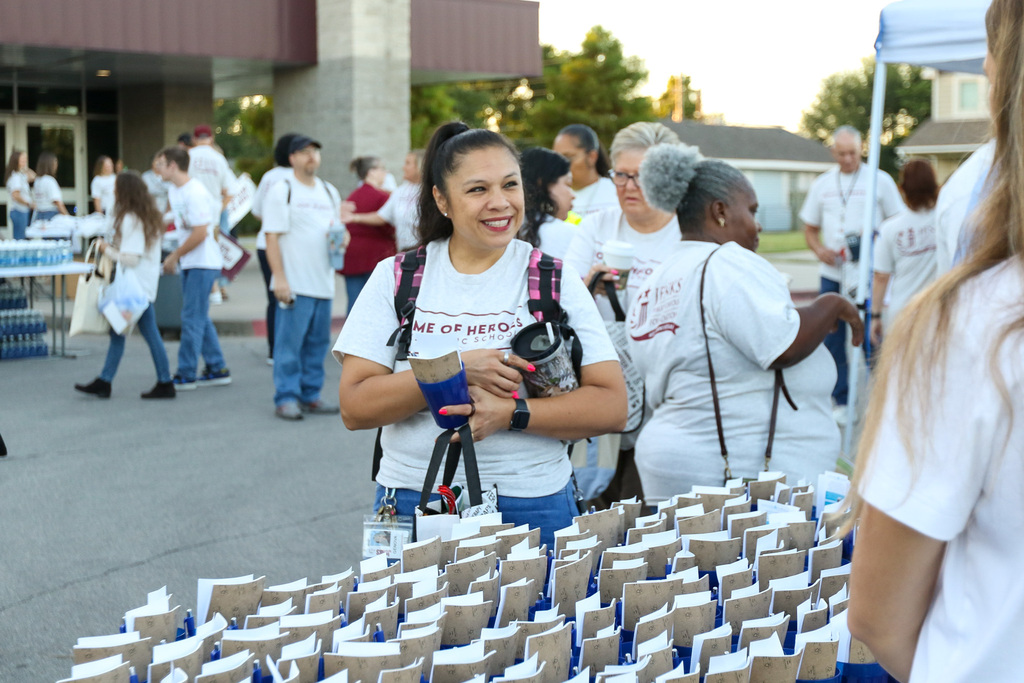 JPS employee smiling at a vendor