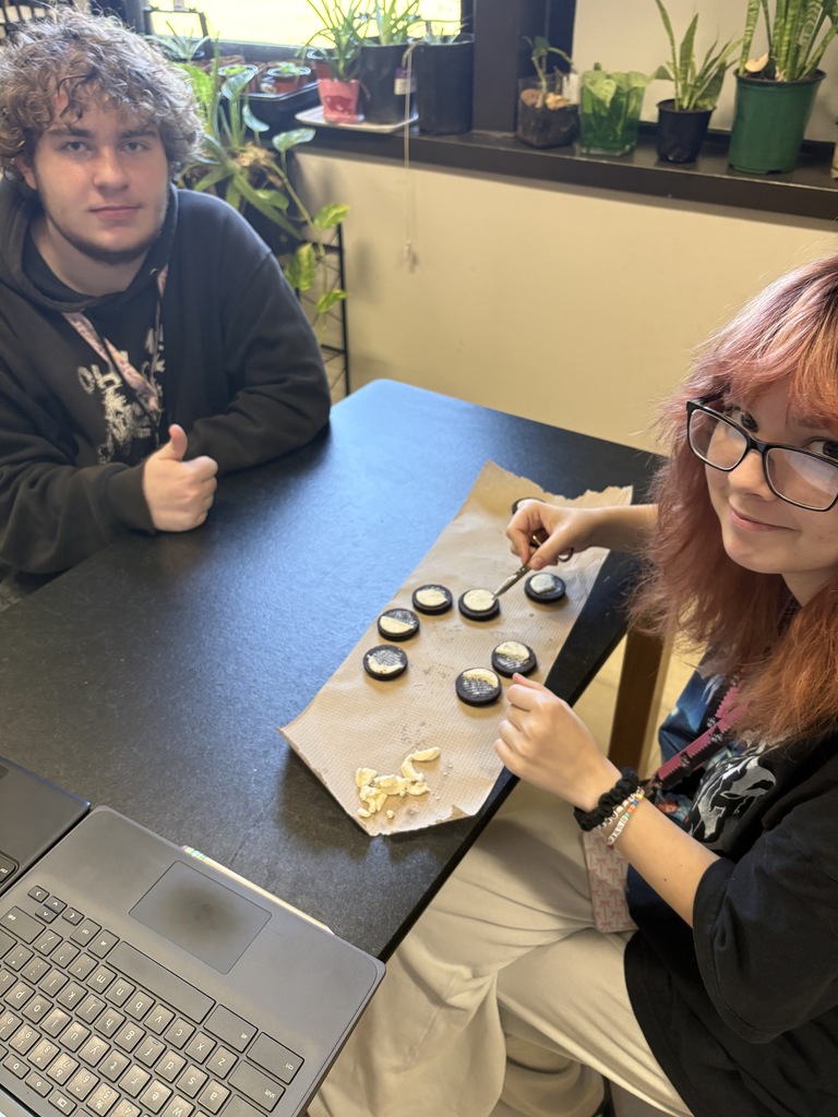 2 students with oreos 