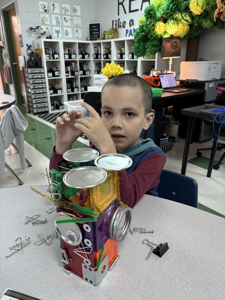 East Elementary Students Enjoy STEM Time.