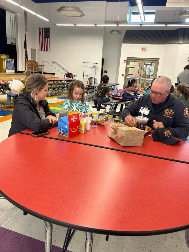 Student eating lunch with Chief Cox