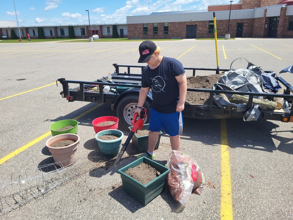 The J-L "Shoe Club" finished up the year with a community service event at the school. We weeded, planted flowers, and mulched around the sign and flag pole!
