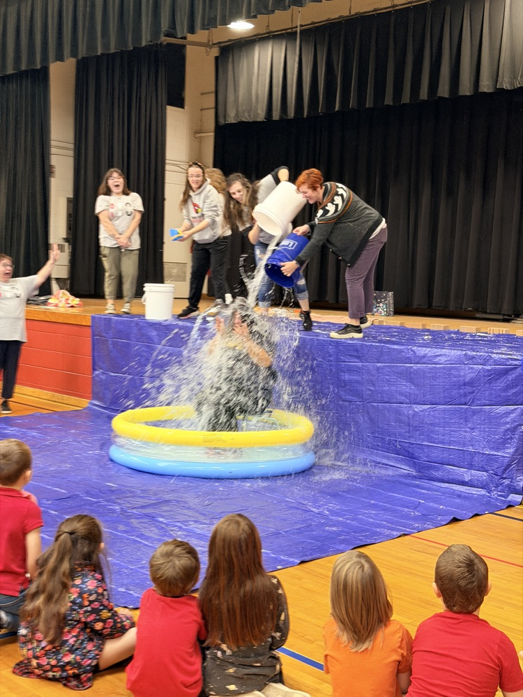 And TWO buckets of water!! 😮‍💨🥶