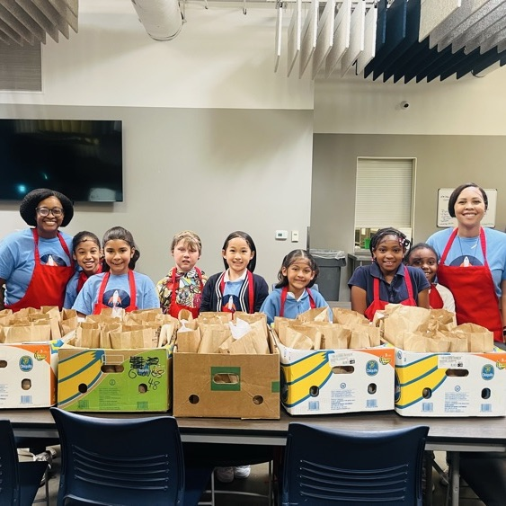   kids volunteering