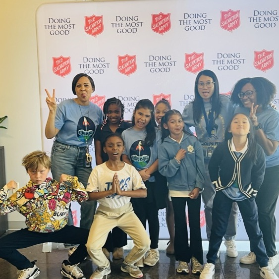   kids volunteering