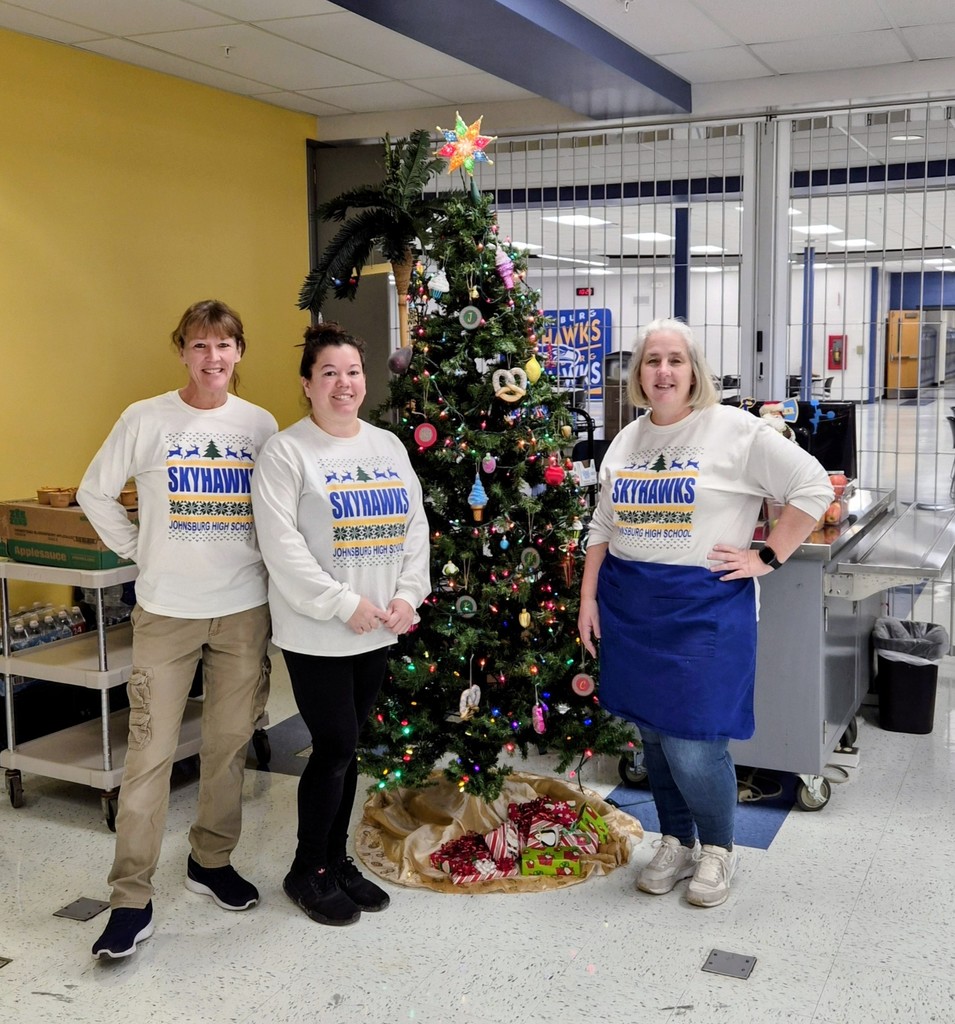 JHS lunch ladies posing with Christmas tree