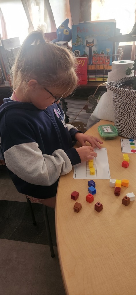 Kindergartner learn 5 frames