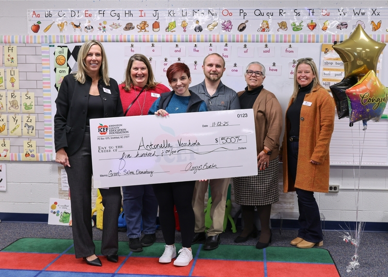 Antonella Vecchiola receives grant check