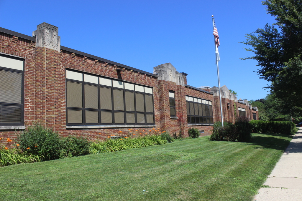 picture of the exterior of Taft Elementary School.