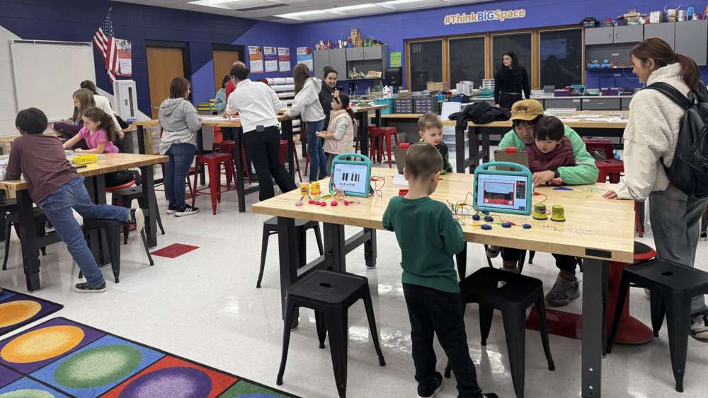 students and families participating in STEM activities at EL Night