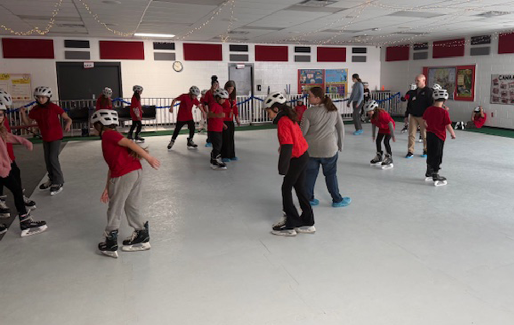 4th grade students ice skating