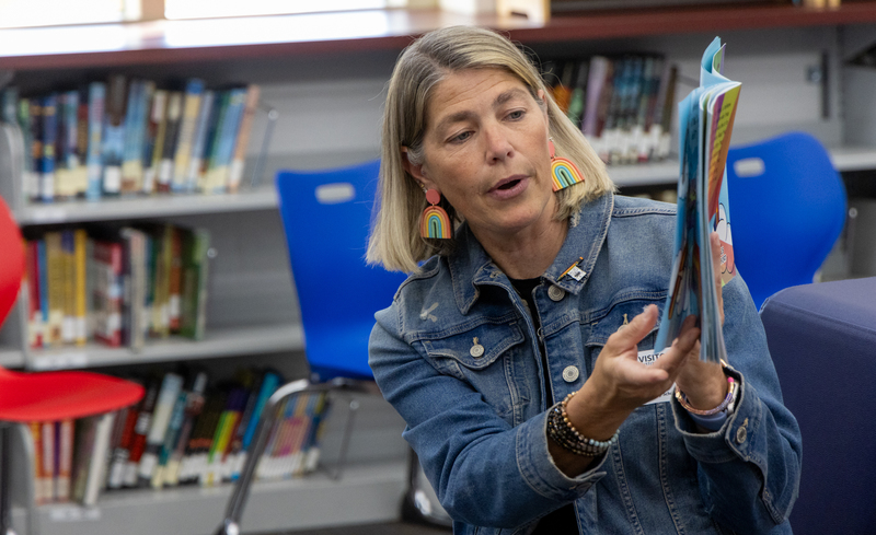 Melisa Hayes reading