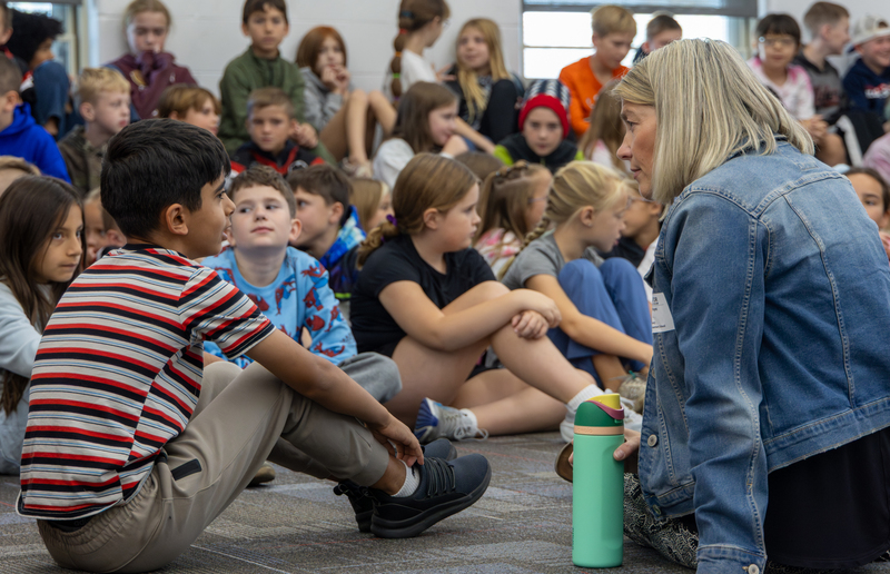 students talking with Melisa Hayes