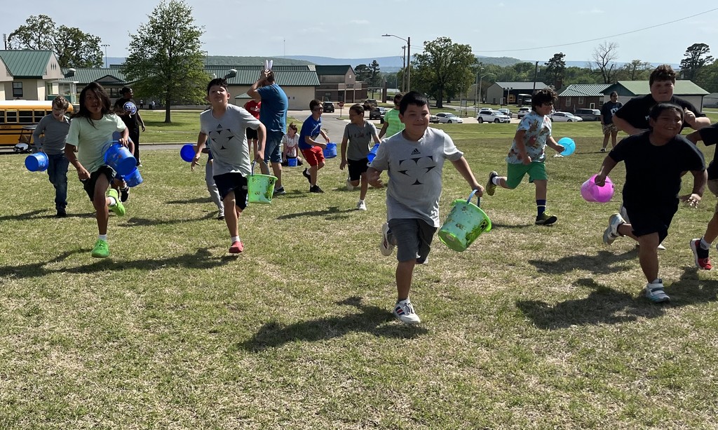 elementary kids running for the eggs