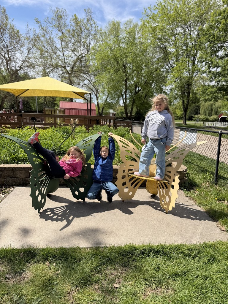 kids on butterfly shaped chairs outside