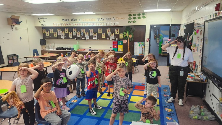 kinder salute