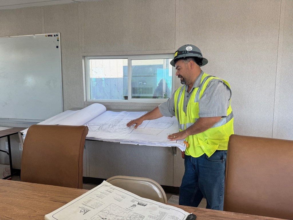 contractor explaining blueprints