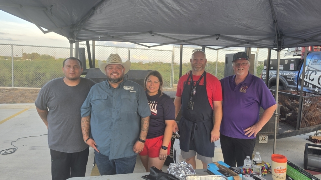 AC Cruz staff and Patriot and Cobra BBQ Team sponsors smiling for a group photo