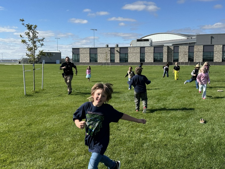Students racing Deputy Clark at recess