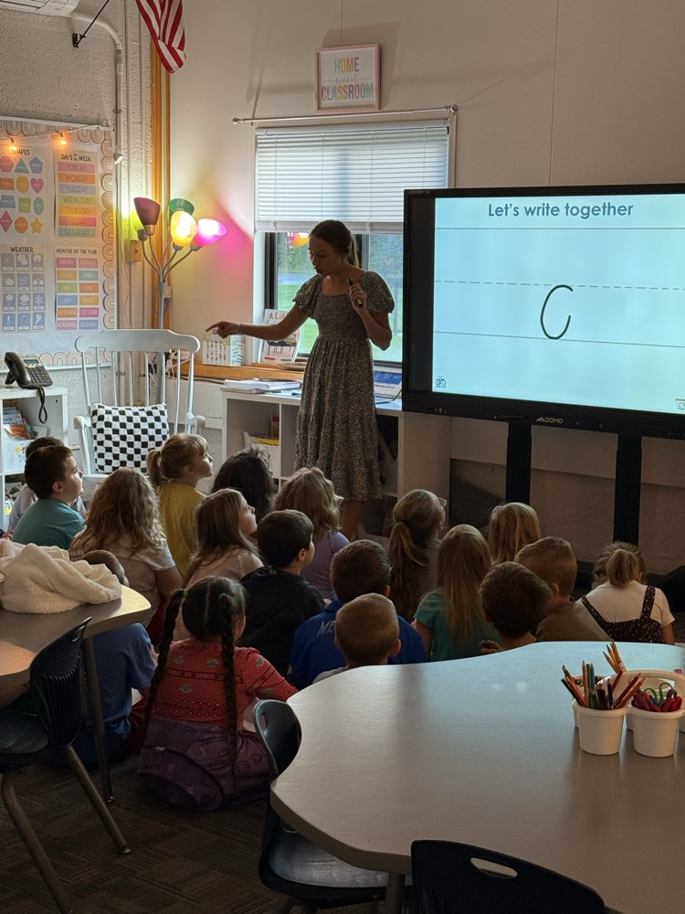 teacher teaching phonics 