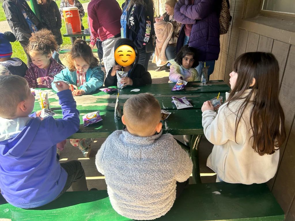 alum creek students having a snack at the picnic table. 