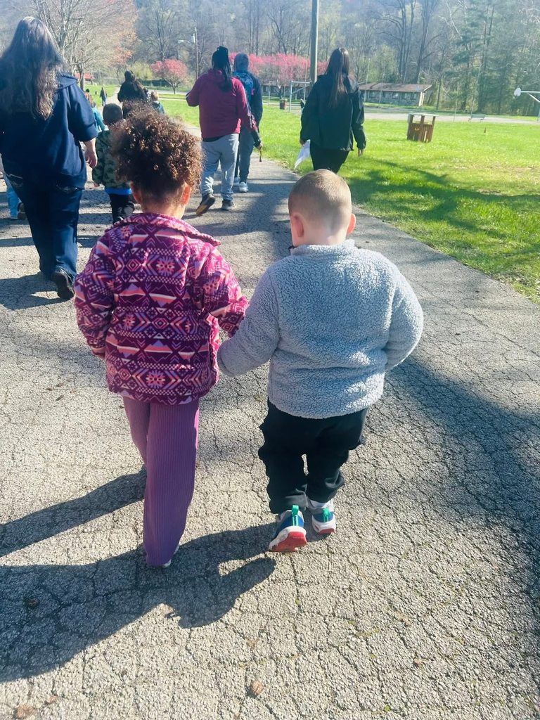 alum creek students walking down a path on the field trip.