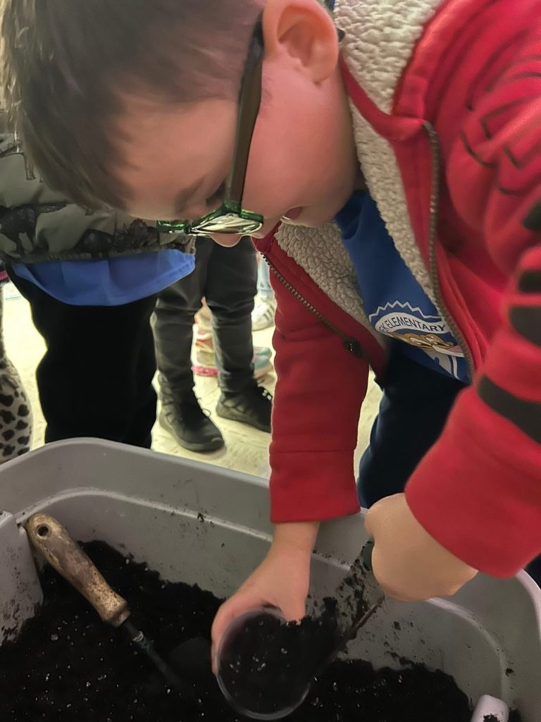 alum creek student digging in the dirt for an experiment during the field trip. 