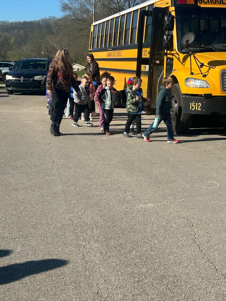 alum creek students getting off of the school bus after arriving to their field trip.