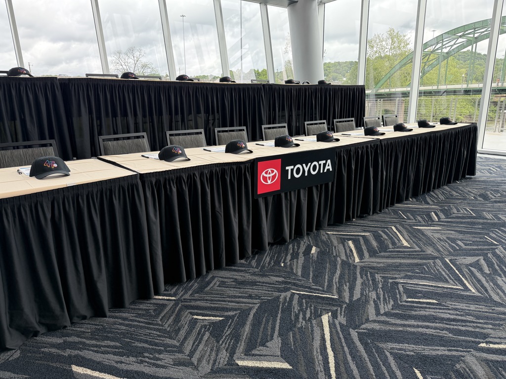 4T signing table.