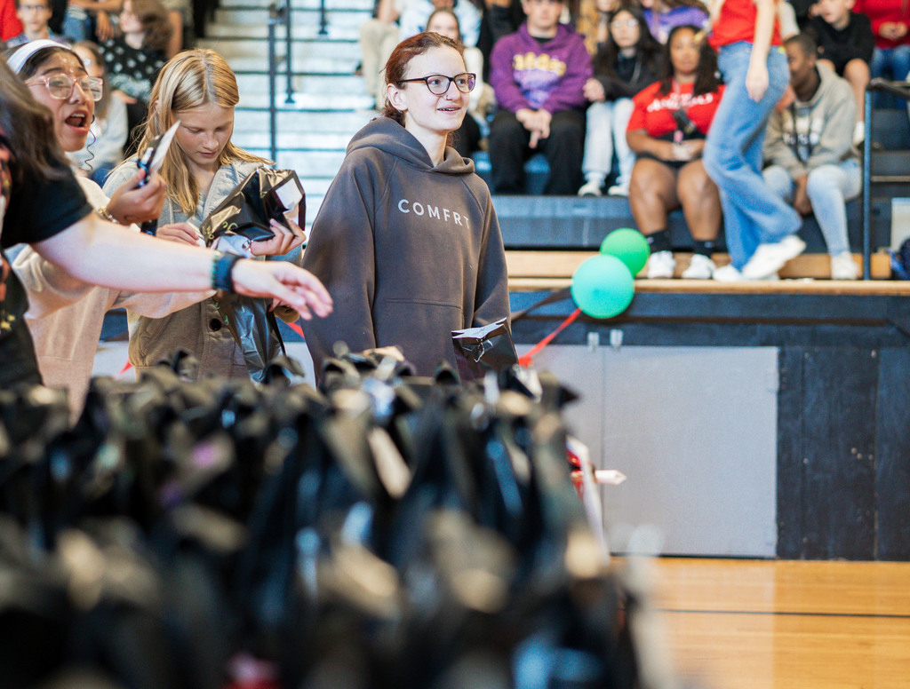 student finding out what house she is in.