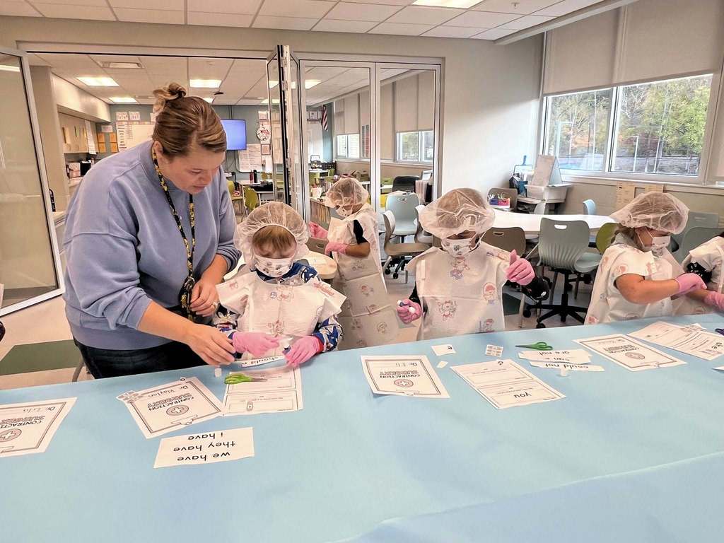 a teacher is helping students during the contraction surgery lesson.