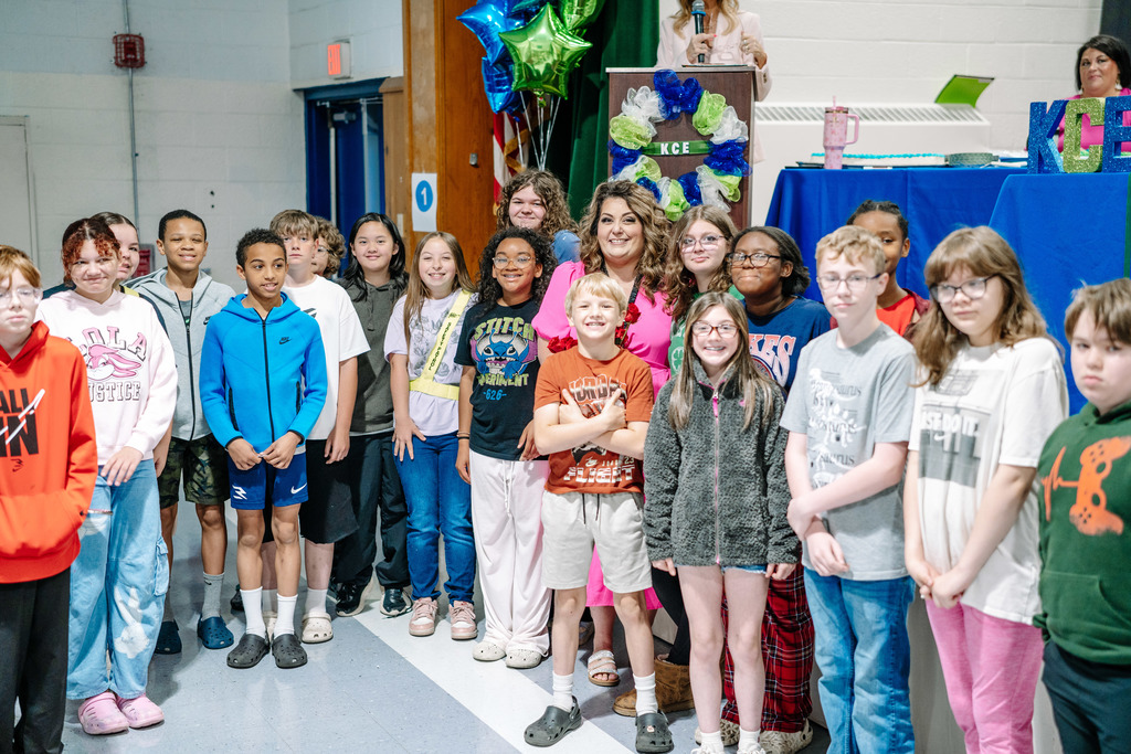 KCS Teacher of the year, Stephanie Elkins, posing for a picture with her 5th grade class. 