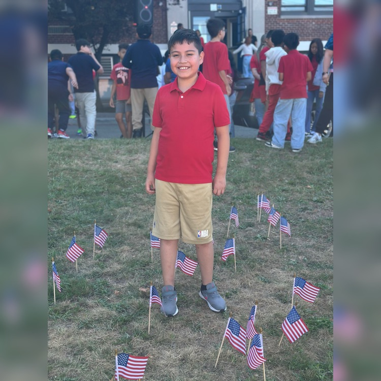 Washington School commemorated September 11th with a display of mini flags—each one a reminder that we remember and honor this day. 🇺🇸