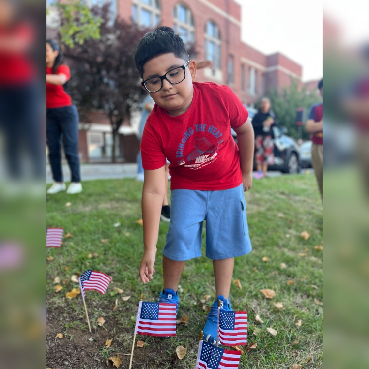Washington School commemorated September 11th with a display of mini flags—each one a reminder that we remember and honor this day. 🇺🇸