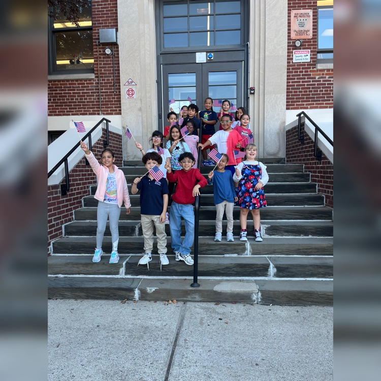 Washington School commemorated September 11th with a display of mini flags—each one a reminder that we remember and honor this day. 🇺🇸