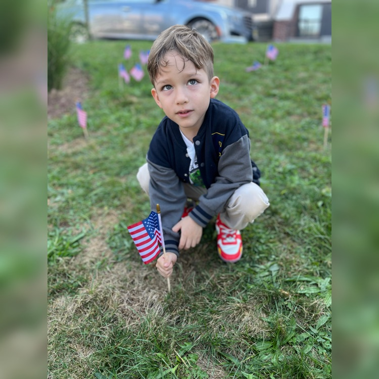 Washington School commemorated September 11th with a display of mini flags—each one a reminder that we remember and honor this day. 🇺🇸