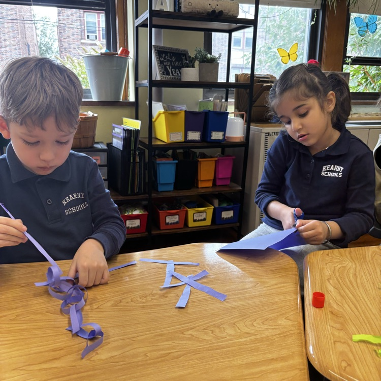 Building friendships one challenge at a time! 💕🤝 Mrs. O’Grady’s 1st graders are learning to work together, communicate, and start the year with kindness. 🌟 #Growingtogether
