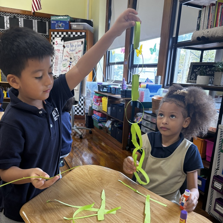 Building friendships one challenge at a time! 💕🤝 Mrs. O’Grady’s 1st graders are learning to work together, communicate, and start the year with kindness. 🌟 #Growingtogether