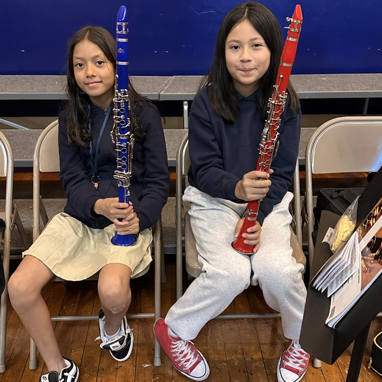 🎶 Happy #WashingtonWednesday! Shoutout to Ms. Chen’s music students, Daleyza and Kristen, showing off their brand new clarinets in true Washington School style — rocking that red and blue! ❤️💙