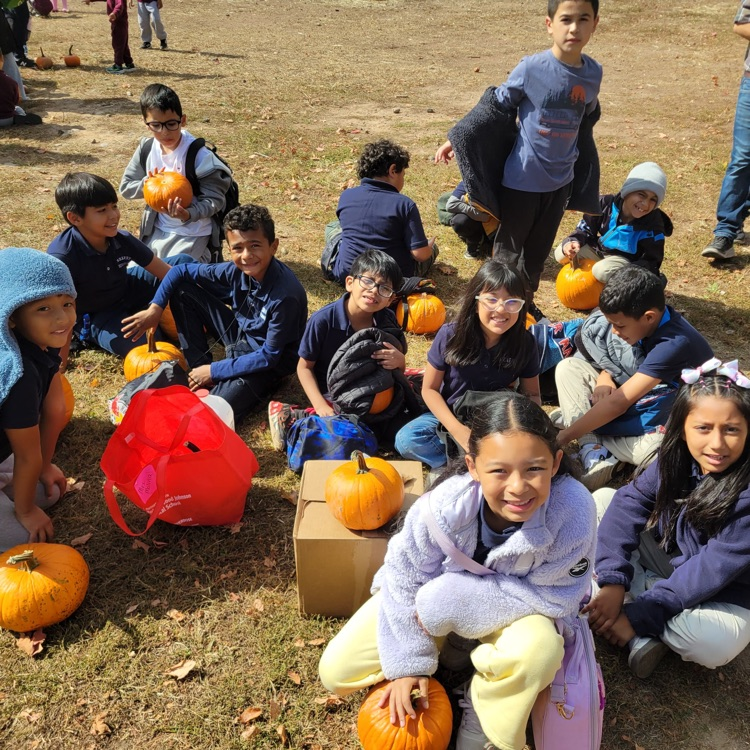 Third grade had such a fun day at Demarest Farms! They enjoyed donuts, cider, pumpkin picking, a walk through the apple orchard, and some animals! 🎃🍂