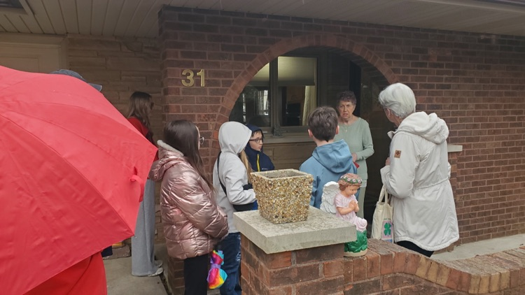 4H handing out valentines 