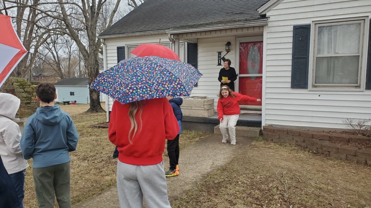 4H handing out valentines 