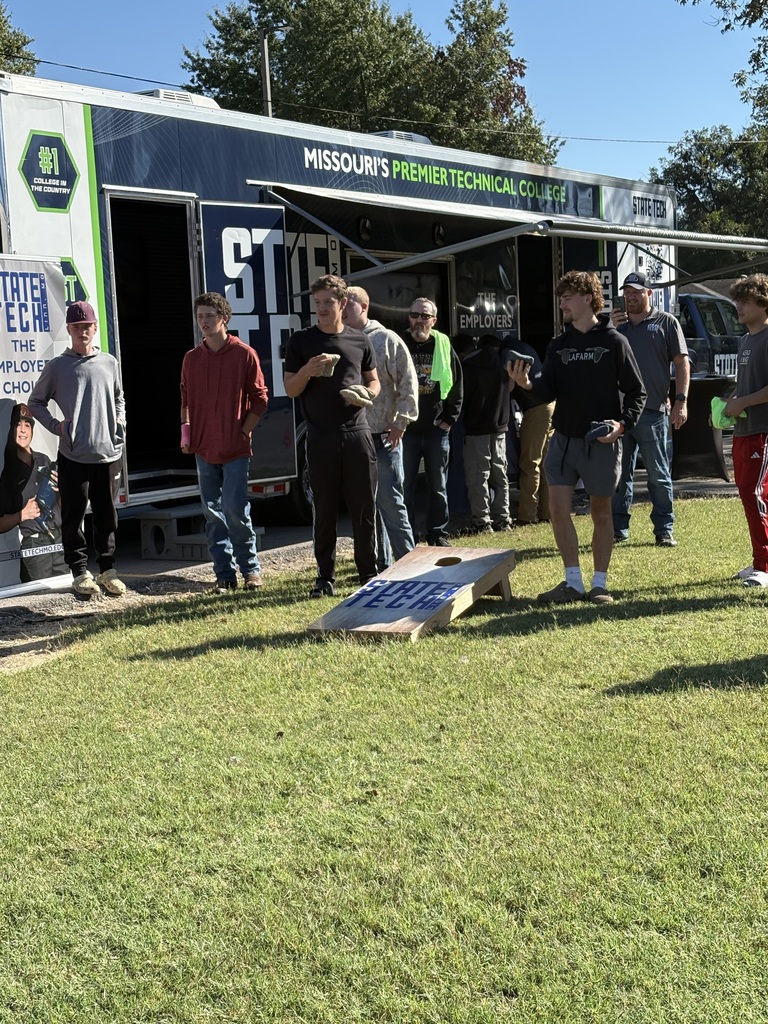 KCTC students playing cornhole with State Tech.