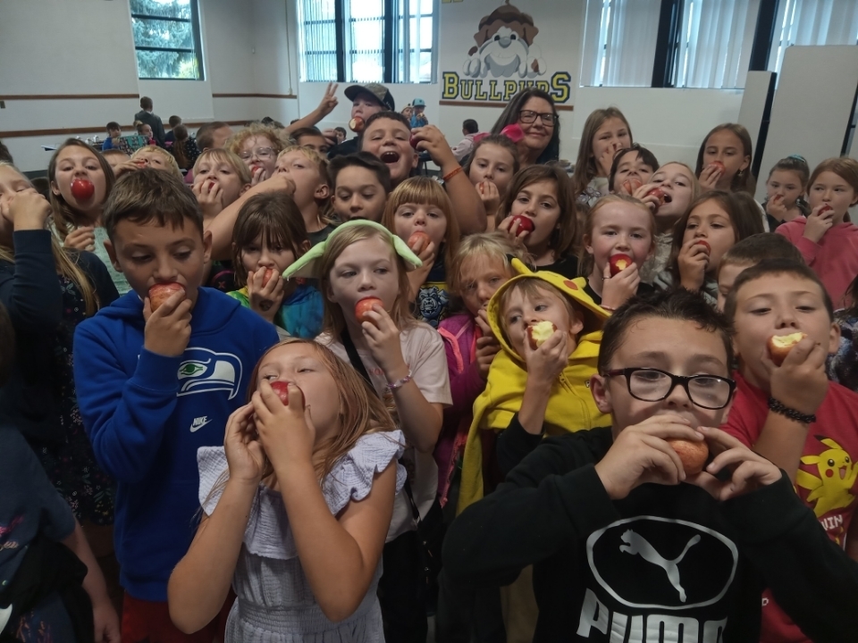students eating apples