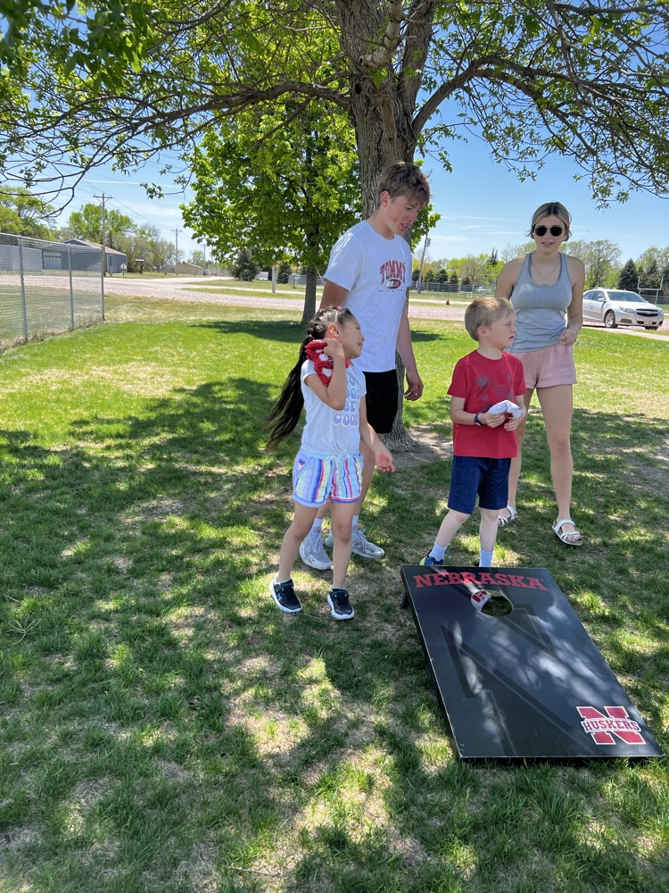 big boy giving little kids directions