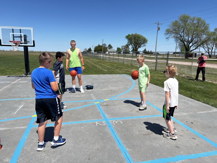big kid giving directions for four square