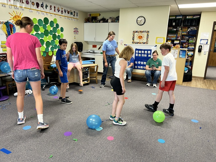 kids stomping balloons