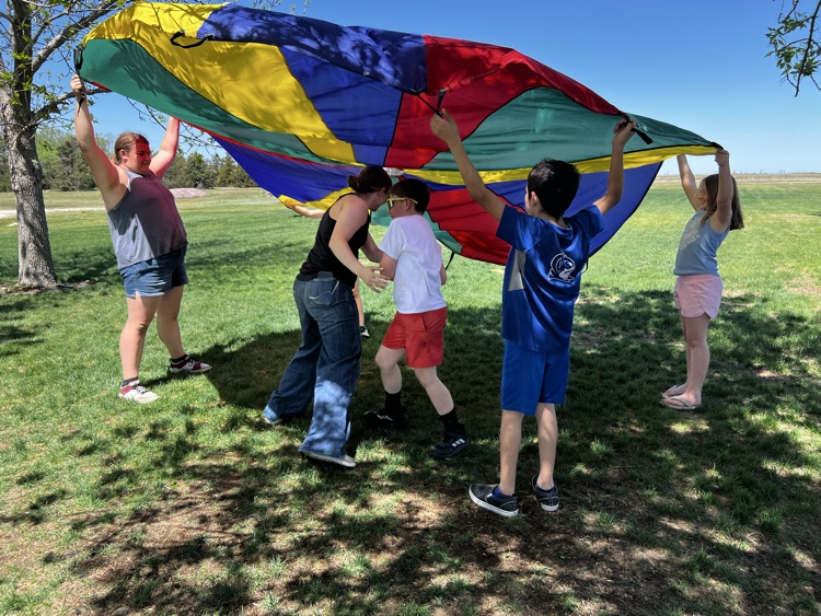 kids holding a parachute up
