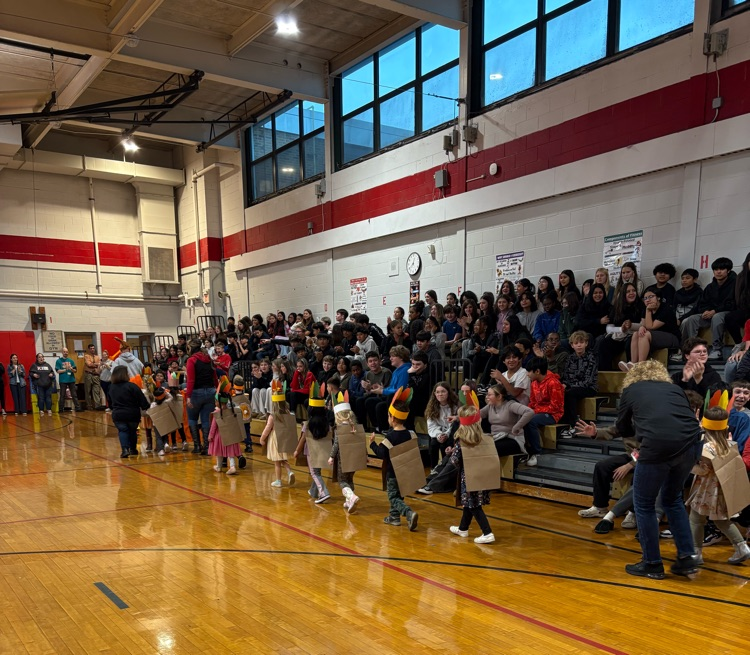 Middle school supporting the Thanksgiving parade!