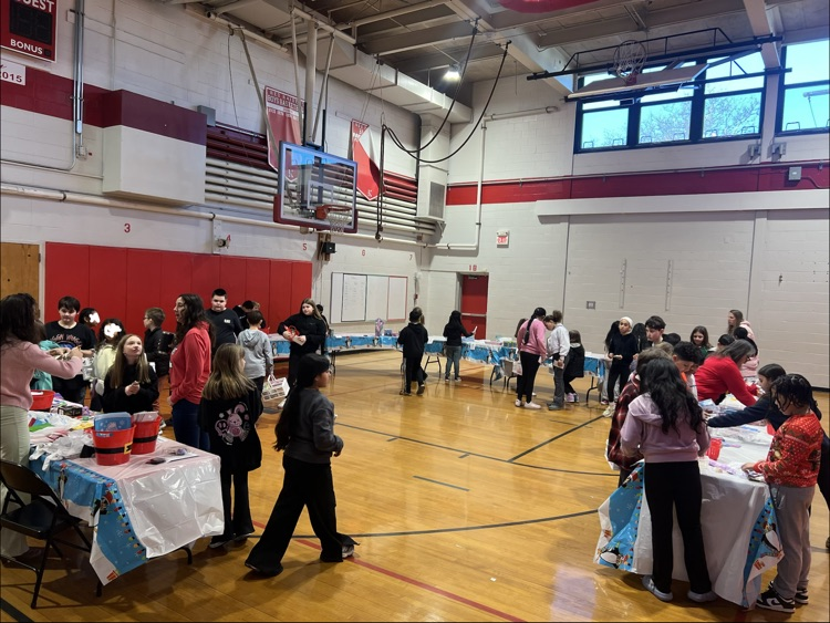 4th grade had fun at our holiday shop. Thank you to the PTO!