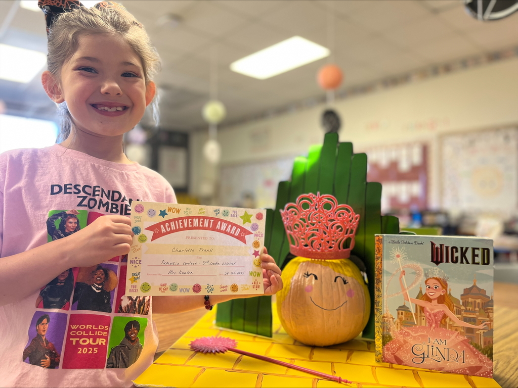 3rd grade winner with Glinda side pumpkin